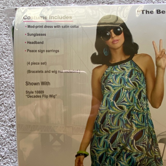 Woman’s Costume - Picture 3 of 6